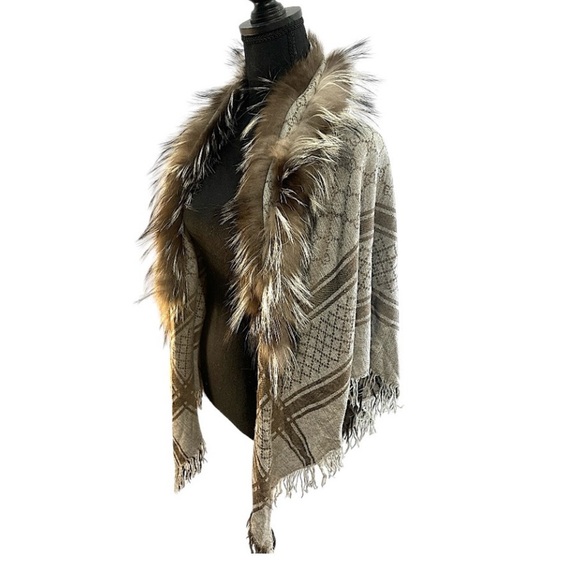 GUCCI Silver Fox Fur, Lana Wool, & Silk Wrap with Gucci Logo throughout SZ OS - Picture 8 of 16